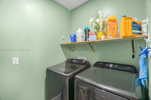 House in Sebastian, Florida 4 bedrooms, 180.14 sq.m. № 2012139 - photo 30