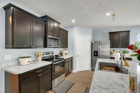 House in Sebastian, Florida 4 bedrooms, 180.14 sq.m. № 2012139 - photo 7