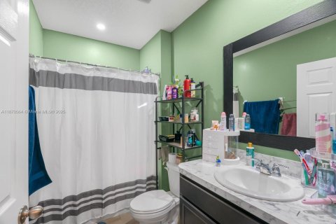 House in Sebastian, Florida 4 bedrooms, 180.14 sq.m. № 2012139 - photo 29