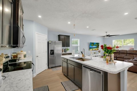 House in Sebastian, Florida 4 bedrooms, 180.14 sq.m. № 2012139 - photo 6