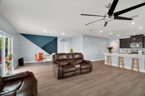 House in Sebastian, Florida 4 bedrooms, 180.14 sq.m. № 2012139 - photo 17