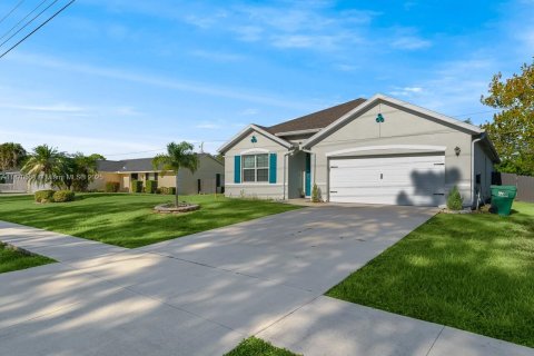 House in Sebastian, Florida 4 bedrooms, 180.14 sq.m. № 2012139 - photo 4