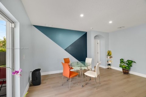 House in Sebastian, Florida 4 bedrooms, 180.14 sq.m. № 2012139 - photo 19