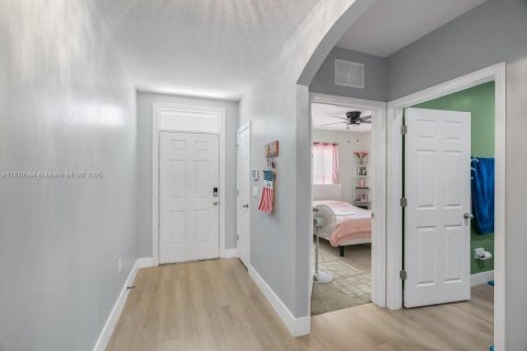 House in Sebastian, Florida 4 bedrooms, 180.14 sq.m. № 2012139 - photo 5