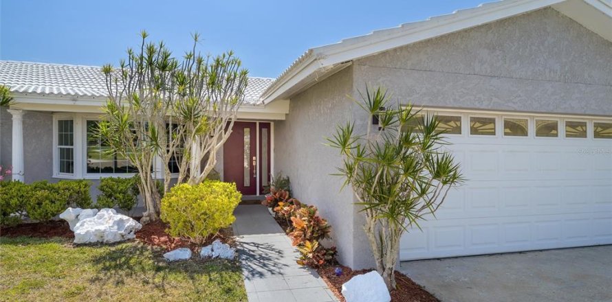 House in Treasure Island, Florida 3 bedrooms, 142.42 sq.m. № 1884155