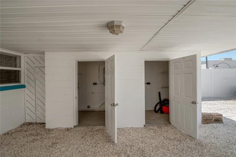 Commercial property in Madeira Beach, Florida 4 bedrooms, 128.02 sq.m. № 2091970 - photo 10