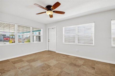 Commercial property in Madeira Beach, Florida 4 bedrooms, 128.02 sq.m. № 2091970 - photo 13