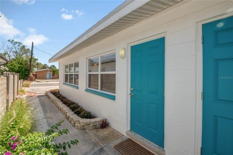 Commercial property in Madeira Beach, Florida 4 bedrooms, 128.02 sq.m. № 2091970 - photo 28