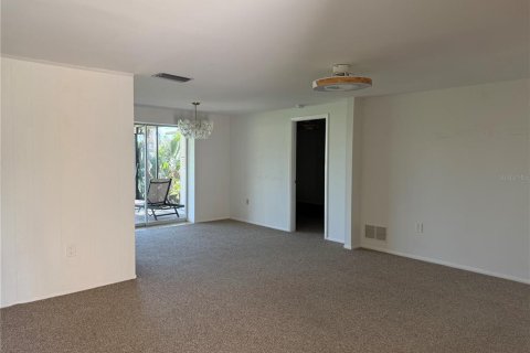 House in Rotonda, Florida 2 bedrooms, 121.05 sq.m. № 1919534 - photo 5