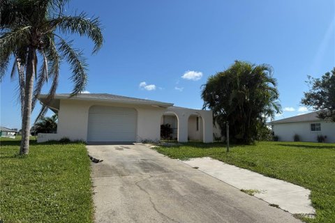 House in Rotonda, Florida 2 bedrooms, 121.05 sq.m. № 1919534 - photo 1