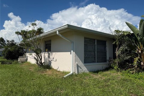 House in Rotonda, Florida 2 bedrooms, 121.05 sq.m. № 1919534 - photo 12