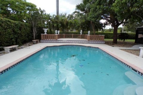 House in Hollywood, Florida 3 bedrooms, 203.08 sq.m. № 2044142 - photo 10