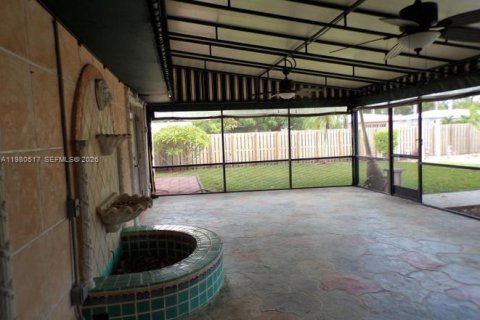 House in Hollywood, Florida 3 bedrooms, 203.08 sq.m. № 2044142 - photo 6