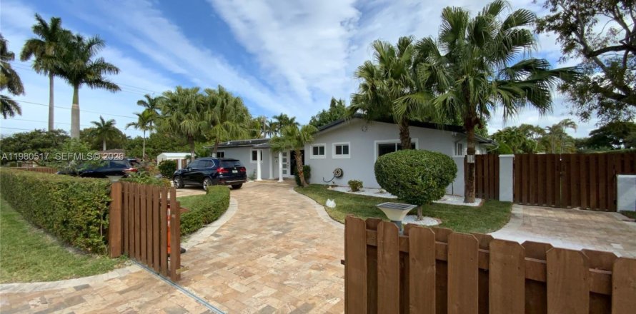 House in Hollywood, Florida 3 bedrooms, 203.08 sq.m. № 2044142