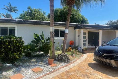 House in Hollywood, Florida 3 bedrooms, 203.08 sq.m. № 2044142 - photo 2