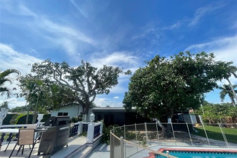 House in Hollywood, Florida 3 bedrooms, 203.08 sq.m. № 2044142 - photo 8