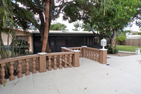 House in Hollywood, Florida 3 bedrooms, 203.08 sq.m. № 2044142 - photo 13