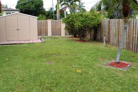 House in Hollywood, Florida 3 bedrooms, 203.08 sq.m. № 2044142 - photo 17