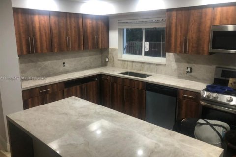 House in Hollywood, Florida 3 bedrooms, 203.08 sq.m. № 2044142 - photo 3