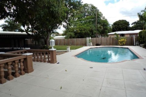 House in Hollywood, Florida 3 bedrooms, 203.08 sq.m. № 2044142 - photo 16