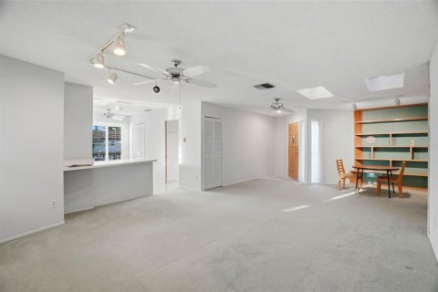 House in Palm Harbor, Florida 2 bedrooms, 144 sq.m. № 2233407 - photo 13