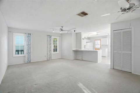 House in Palm Harbor, Florida 2 bedrooms, 144 sq.m. № 2233407 - photo 12
