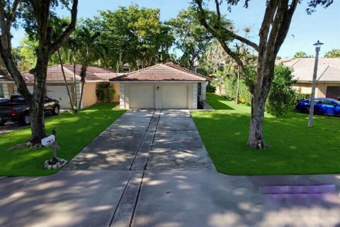 House in Coral Springs, Florida 3 bedrooms, 158.86 sq.m. № 2253032 - photo 2