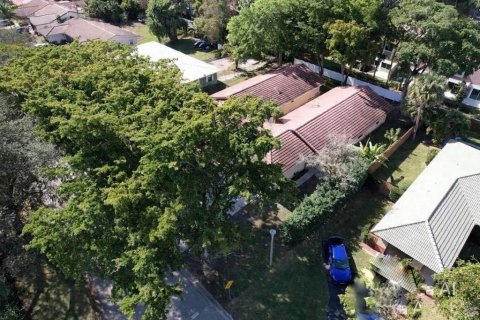 House in Coral Springs, Florida 3 bedrooms, 158.86 sq.m. № 2253032 - photo 3