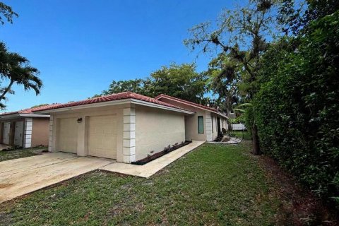 House in Coral Springs, Florida 3 bedrooms, 158.86 sq.m. № 2253032
