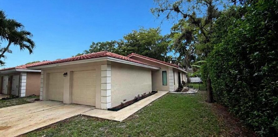 House in Coral Springs, Florida 3 bedrooms, 158.86 sq.m. № 2253032