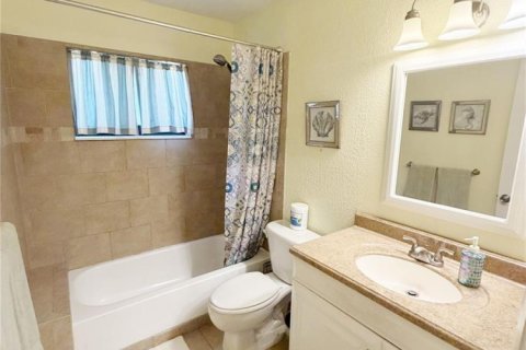 House in Coral Springs, Florida 3 bedrooms, 158.86 sq.m. № 2253032 - photo 19