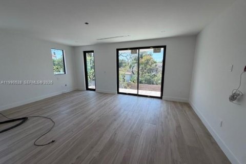 Touwnhouse à vendre à Miami, Floride: 4 chambres, 276.85 m2 № 2057918 - photo 7
