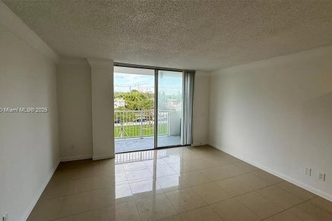 Condominio en alquiler en North Miami, Florida, 1 dormitorio, 74.88 m2 № 1760994 - foto 2