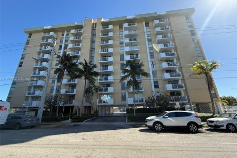 Condominio en alquiler en North Miami, Florida, 1 dormitorio, 74.88 m2 № 1760994 - foto 13