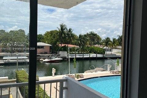 Condominio en alquiler en North Miami, Florida, 1 dormitorio, 74.88 m2 № 1760994 - foto 10