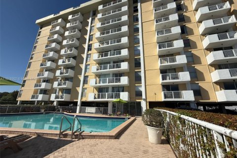 Condominio en alquiler en North Miami, Florida, 1 dormitorio, 74.88 m2 № 1760994 - foto 1