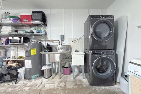 Villa ou maison à vendre à Miami, Floride: 4 chambres, 166.85 m2 № 2008859 - photo 25