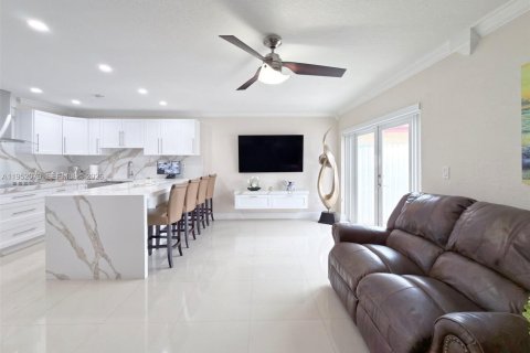 Villa ou maison à vendre à Miami, Floride: 4 chambres, 166.85 m2 № 2008859 - photo 3