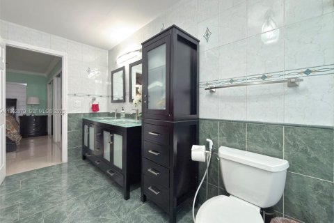 Villa ou maison à vendre à Miami, Floride: 4 chambres, 166.85 m2 № 2008859 - photo 16