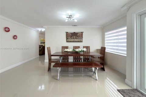 Villa ou maison à vendre à Miami, Floride: 4 chambres, 166.85 m2 № 2008859 - photo 10