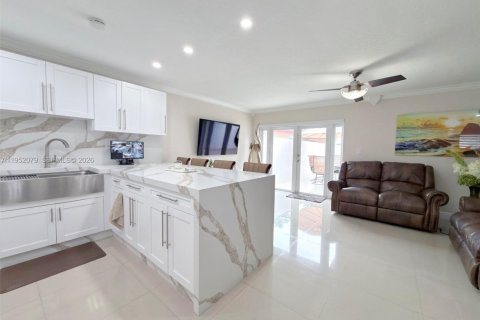 Villa ou maison à vendre à Miami, Floride: 4 chambres, 166.85 m2 № 2008859 - photo 2