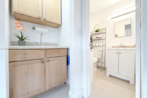 Villa ou maison à vendre à Miami, Floride: 4 chambres, 166.85 m2 № 2008859 - photo 18