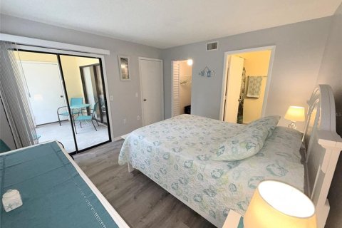Condo in Saint Petersburg, Florida, 2 bedrooms  № 2205549 - photo 23
