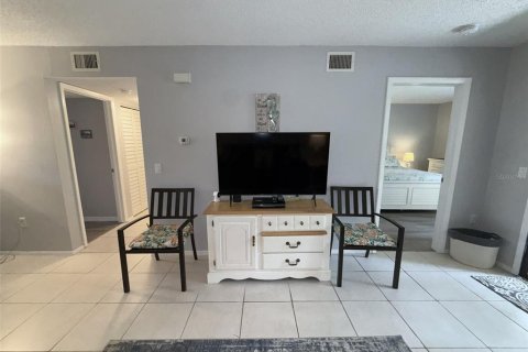 Condo in Saint Petersburg, Florida, 2 bedrooms  № 2205549 - photo 12