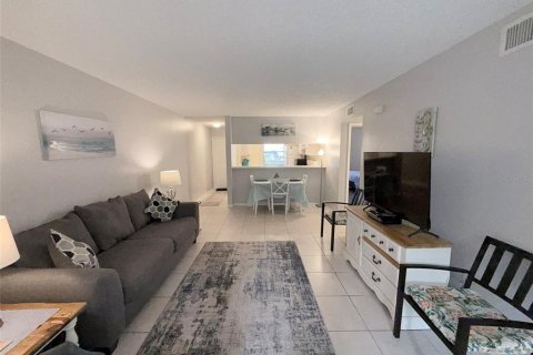 Condo in Saint Petersburg, Florida, 2 bedrooms  № 2205549 - photo 14