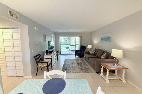 Condo in Saint Petersburg, Florida, 2 bedrooms  № 2205549 - photo 11