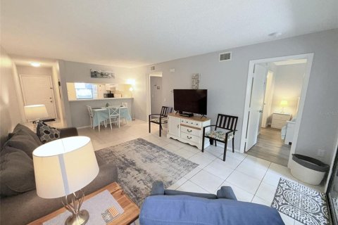 Condo in Saint Petersburg, Florida, 2 bedrooms  № 2205549 - photo 13