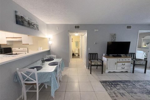 Condo in Saint Petersburg, Florida, 2 bedrooms  № 2205549 - photo 9