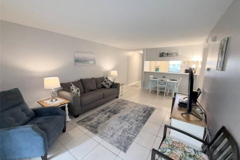 Condo in Saint Petersburg, Florida, 2 bedrooms  № 2205549 - photo 15