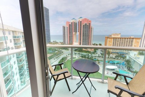 Condo in Sunny Isles Beach, Florida, 1 bedroom  № 1979825 - photo 1